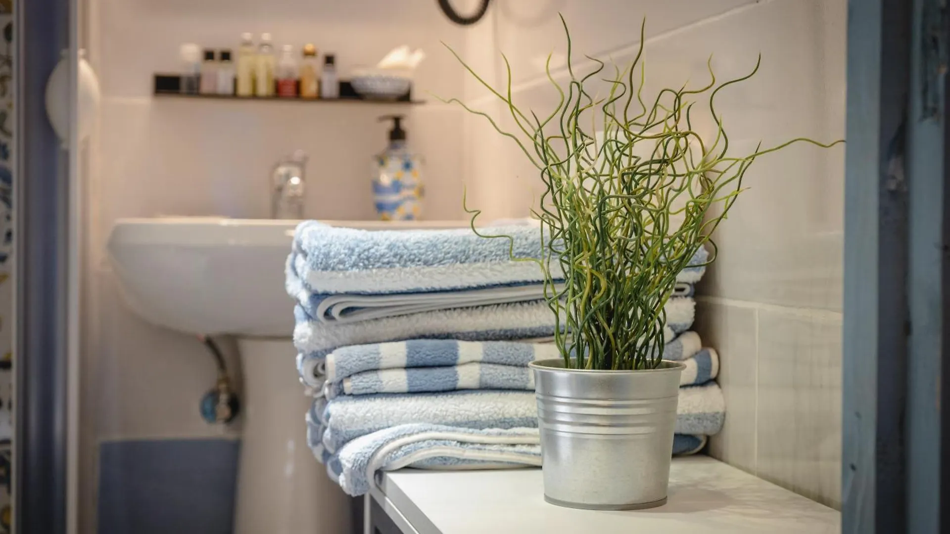 Tiny House - Love Boat Naples 0*,