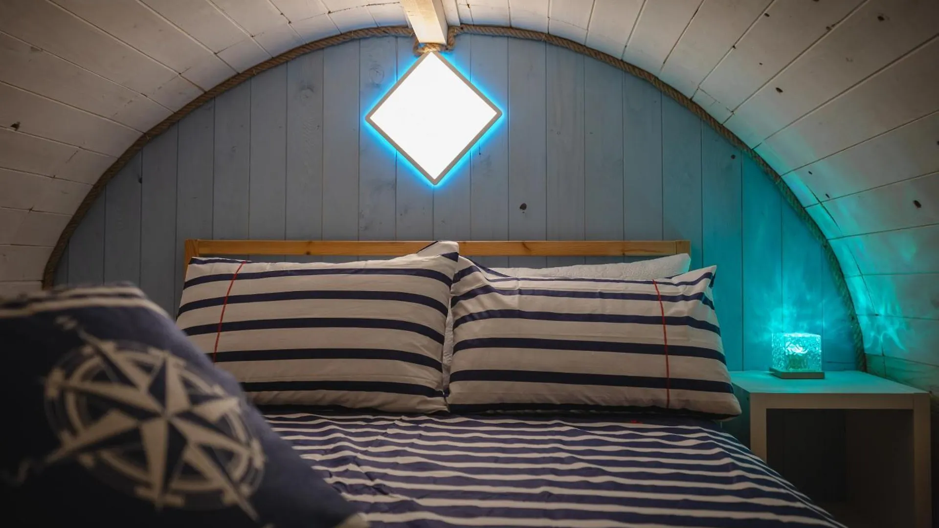 Tiny House - Love Boat Naples 0*,